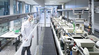 Die Lerngalvanik am Fraunhofer-IPA dient als Demonstrator und Versuchsplattform für die 
Digitalisierung der Galvanotechnik. (Bild: Fraunhofer IPA/Foto: Rainer Bez)