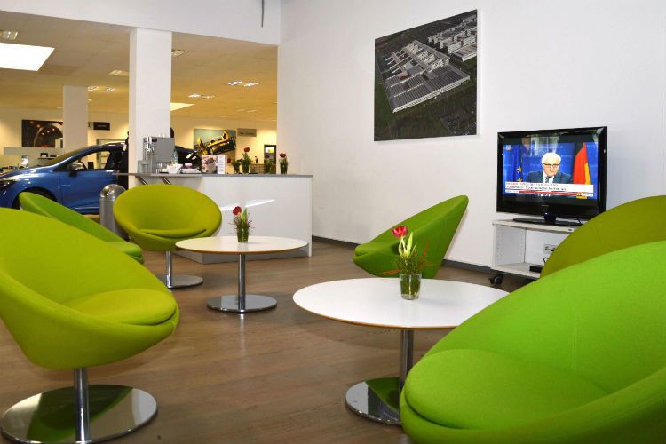 Die Wartezone bei Renault Enders lädt Kunden zum Verweilen bei einem Kaffee ein. (Foto: Achter)