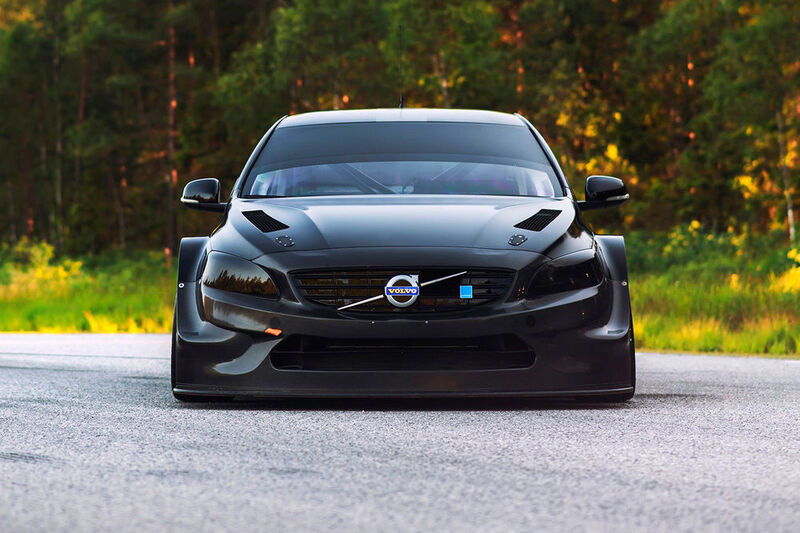 Schwarz, breit, stark: Der Werbespruch eines Reifenherstellers könnte durchaus auch auf den neuen Volvo S60 Tourenwagen zutreffen. (Foto: Volvo)
