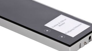 Das Glas auf der Frontseite dieser Türsprechstelle kommt kommt ganz ohne Öffnung aus. (Telegärtner Elektronik)