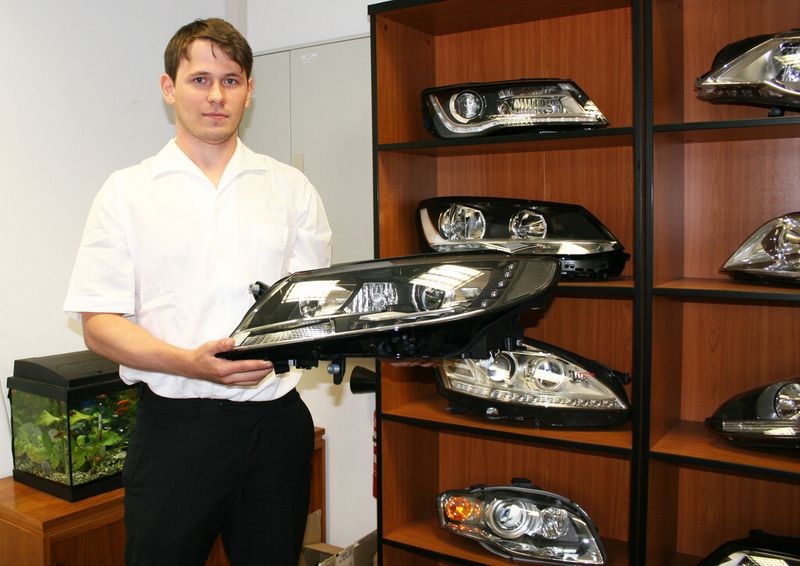 Michael Ullrich mit fertigen Scheinwerfergehäusen. (Bild. Wittmann Battenfeld)