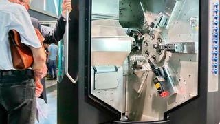 Premiere an der AMB 2016: Tornos präsentiert die Multiswiss 6x32, die grosse Schwester der Multiswiss 6x16. Die Neuentwicklung mit sechs Spindeln und bis zu 5 Werkzeugen in der Gegenbearbeitung kann Werkstücke mit bis zu 32 mm Durchmesser und 65 mm Länge bearbeiten. (Anne Richter, SMM)