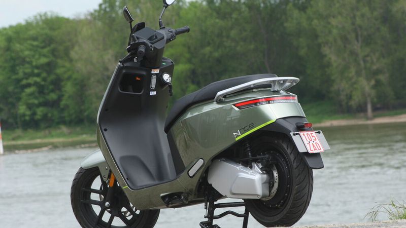 Das Hinterrad wird von einer wuchtig und solide wirkenden Einarmschwinge geführt. (Bild: sp-x/Mario Hommen)