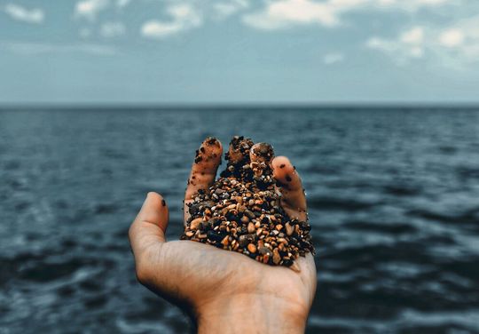 Mikroplastik ist mit dem bloßen Auge nicht immer zu erkennen, mit der richtigen Analytik aber nahezu überall zu finden – vom Sandstrand bis hin zum Tiefsee-Sediment (Sybmolbild). Mikroplastik ist mit dem bloßen Auge nicht immer zu erkennen, mit der richtigen Analytik aber nahezu überall zu finden – vom Sandstrand bis hin zum Tiefsee-Sediment (Sybmolbild).