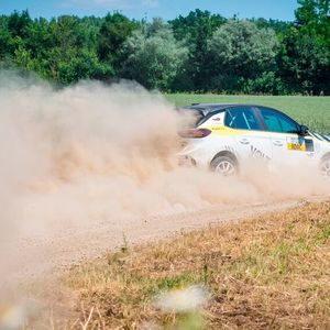 Der Opel Corsa-e ist weltweit das erste E-Fahrzeug, mit dem ein Markenpokal (ADAC Opel Electric Rally Cup „powered by GSe“) ausgetragen wird. Die Serie soll jungen Talenten als Einstiegsplattform in den Rallyesport dienen.(Bild:  Opel)