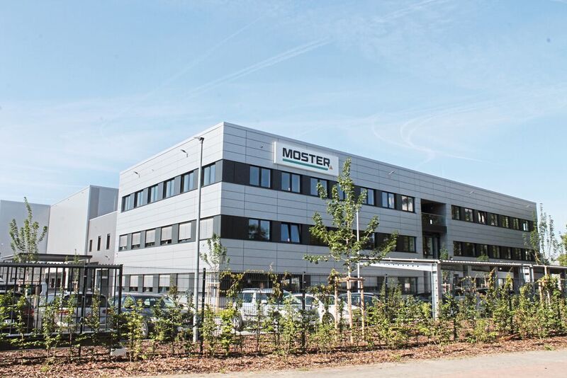 Beim Umzug in die neue Firmenzentrale in Ludwigshafen hat der Elektrogroßhändler Moster mit der Errichtung eines neuen Zentrallagers auch die Intralogistik für eine erfolgreiche Zukunft ausgerichtet. (SSI Schäfer)