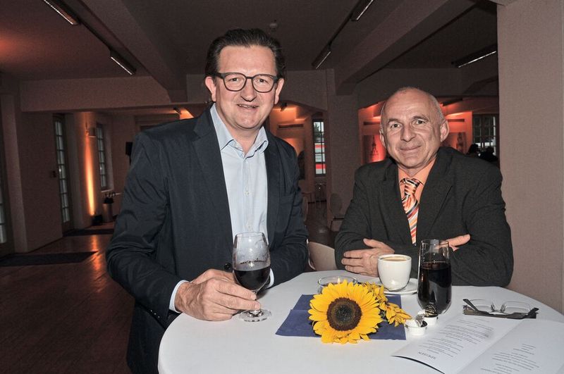 Freie unter sich: Stefan Vorbeck, aktueller Vorsitzender der Bundesfachgruppe Freie Werkstätten (li.), und sein Vorgänger Reinhard Ott. (Bild: Zietz / »kfz-betrieb«)