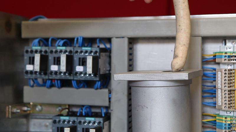 Die Logo!-Kleinsteuerung sorgt dafür, dass die Wurst alle Bearbeitungsschritte korrekt durchläuft. (Bild: Siemens)