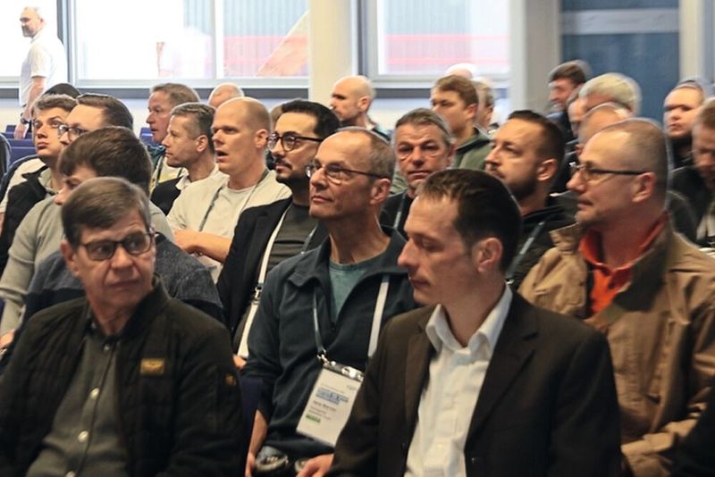Die aufmerksamen Zuhörer konnten jede Menge Praxiswissen für den Arbeitsalltag in ihren Unternehmen tanken, um so ihre Prozesse effizienter und effektiver zu gestalten. (Bild: Maschinenmarkt)