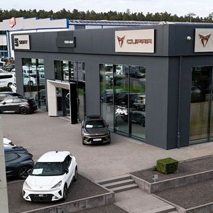 Die Feser-Graf-Gruppe hat ihren Seat-Cupra-Standort in Roth modernisiert.(Bild:  Feser-Graf)