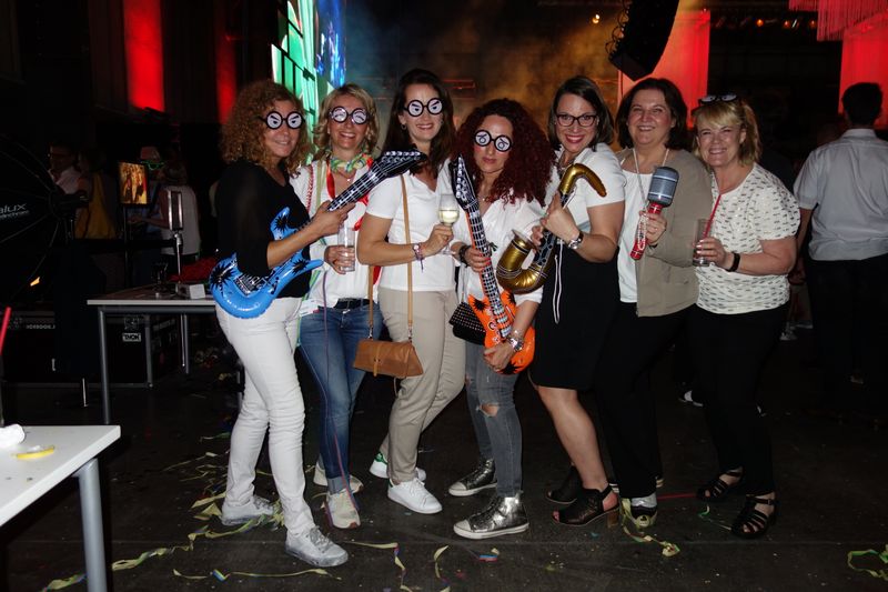 „Las Chicas Locas “ bald on tour, (v. l.) Andrea Volkhardt, Lancom, Stephanie Steen, IT-BUSINESS, Katja Neumann, Besa, IT-BUSINESS, Sabrina Hoefs, ALSO, Lilli Kos, IT-BUSINESS, und Janet Spacey, Spacey-PR. (Bild: IT-BUSINESS)