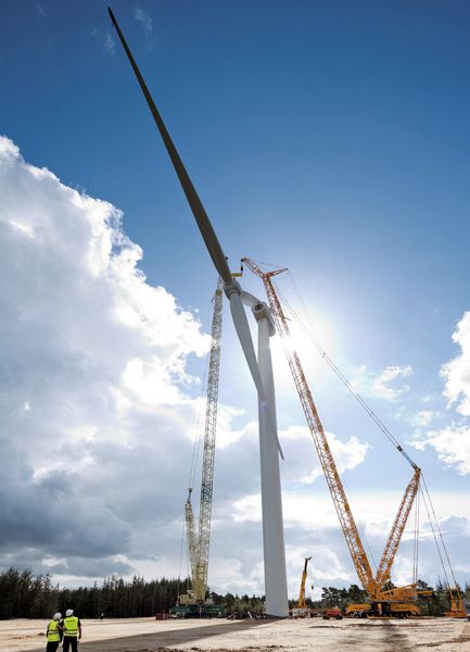 Installation des neuen 154-m-Rotors an der 6-MW-Offshore-Windenergieanlage im dänischen Østerild. Die Rotorblätter sind mit 75 m die derzeit längsten der Welt. (Bild: Siemens)