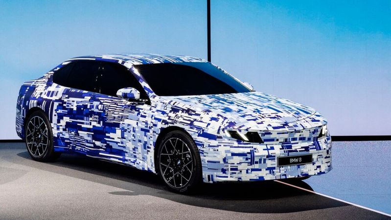 Auf der Premiere des neuen iX3 hat BMW auch den noch leicht getarnten i3 vorgestellt.(Bild:  BMW Group)
