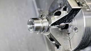 Der Kühlschmierstoff Intracool Nexum C-45 von Panolin wird bei Luisi & Diener in allen Werkzeugmaschinen eingesetzt. (Bild: Anne Richter, SMM)