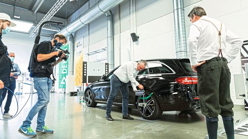 Mittels Live-Vorführungen stellte Hella Gutmann den Teilnehmern die Neuerungen seines bekannten Fahrerassistenz-Kalibriersystems „CSC-Tool“ vor. (Bild:  Rainer Wengel)