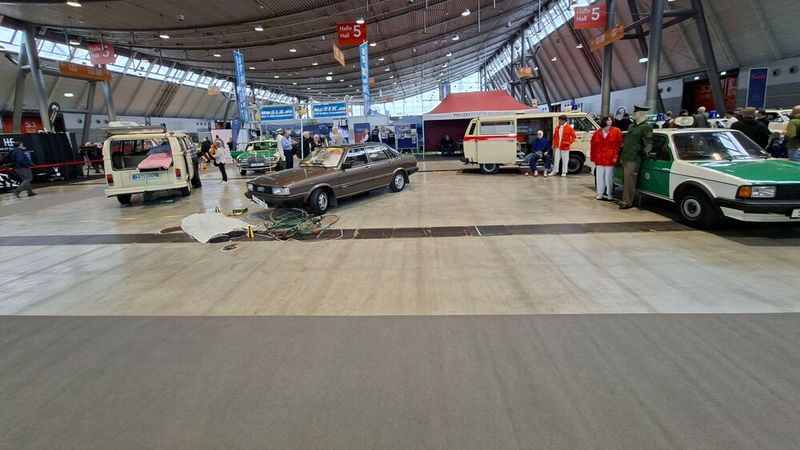 Auch die nicht uninteressante Ausstellung von ehemaligen Einsatzfahrzeugen hatte wohl etwas mehr Standfläche erhalten, als ursprünglich angefragt. (Bild: Dominsky – VCG)