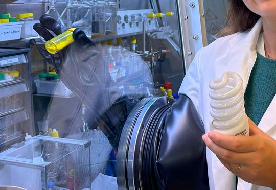 Forschern der ETH Zürich ist es mithilfe spezieller Substanzen gelungen, aus ausgedienten Leuchtstofflampen das seltene Element Europium (gelbes Pulver in der rechten Hand) zu gewinnen. Das Verfahren ist außerdem umweltfreundlich, relativ einfach und ergiebig, heißt es.(Bild:  ETH Zürich)