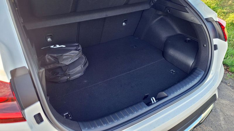7. Der Kofferraum: Mit 291 Litern ist die Plug-in-Hybrid-Variante des X-Ceed recht spärlich ausgestattet. Der reine Verbrenner schluckt mit 426 Litern deutlich mehr. (Bild: Wehner - Vogel Communications Group)