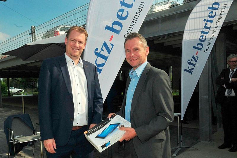 Sieger beim Vogel-Quiz: Stefan Zügner, (re.) Marketing- und Vertriebsleiter bei Vogel Business Media, gratuliert Carsten Beuß, Hauptgeschäftsführer Kfz-Gewerbe Baden-Württemberg. (Zietz/»kfz-betrieb«)