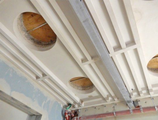 (Als Decken noch Architekturelemente und keine Stahlbetonplatten waren: Der Denkmalschutz forderte für den Brandschutz dünne Schichtstärken sowie ein exaktes Nachzeichnen der Konturen – besonders auch bei den Rundungen. Bild: Maxit)