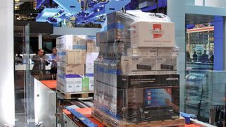 Mit „Stretch Hood i“ hat Beumer eine Verpackungsanlage mit geringerer Aufstellfläche und günstigen Verbrauchswerten entwickelt. (Bild: de Schmidt)