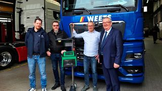 Freude in Emden: Dirk Wibben (l., Hella-Guttmann) überreicht mit Thorsten Kästel (M. TecMotive) und Karl-Heinz Bley (r., Kfz-Präsident von Niedersachsen) an den Werkstattleiter  Bruno Bruns (3.v.l.) das Einstellgerät.  (Bild: ProMotor)