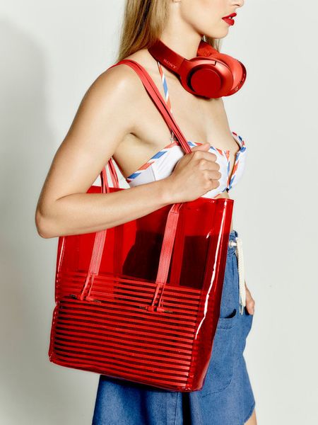 ...unter anderem auch noch eine zinnoberrote Strandtasche. Die h.ear-on-Wireless-NC-Kopfhörer gibt es übrigens für 299 Euro. (Sony)
