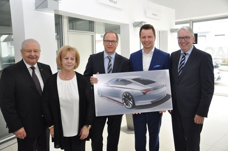Skoda-Vertreter machten zur Präsentation des Showrooms ihre Aufwartung: (v. re.) Frank Schäfer, Skoda-Regionalleiter West, Mark Karpinski, Geschäftsführer von Autoschmitt in der dritten Generation, Volkmar Junge, Leiter Netzentwicklung Vertriebsorganisation von Skoda, und die beiden Geschäftsführer der zweiten Generation Silvia Karpinski-Schmitt und Jürgen Karpinski.  (Grimm / »kfz-betrieb«)