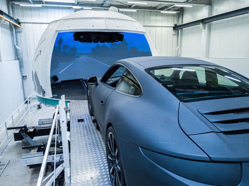 Grundlage sind 1:1 Modelle verschiedener Fahrzeugklassen, die eingesetzt werden. Somit können kundenspezifische Simulationsmodelle gefahren werden.  (Bild: FKFS)