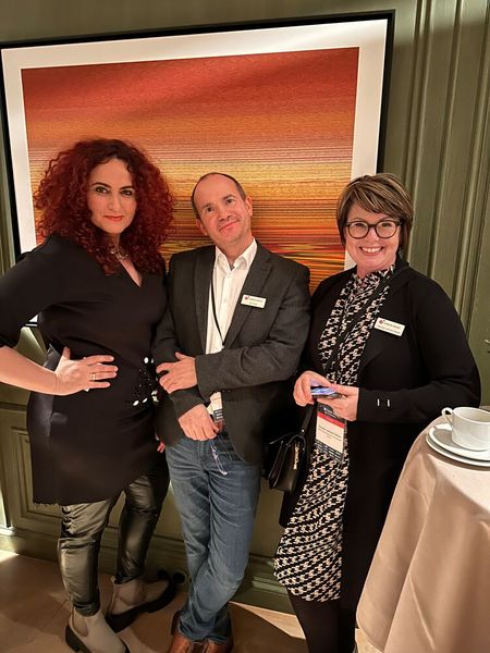 Bei so einem Gemälde kann man nur gute Laune haben, (v. l.) Besa (IT-BUSINESS) mit Tom Ernst und Claudia Lemme-Fabian (Checkpoint). (Bild: Vogel IT-Medien)