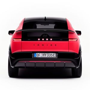 In der Sportversion sorgen ein markanter Spoiler und ein Diffusor für den passenden Abgang.(Bild:  Hyundai)