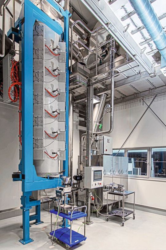 Die neue Laboranlage für die Pulversynthese gewährleistet erstmals eine homogene Prozesstemperatur über die gesamte Reaktorlänge oder das gezielte Einstellen von Temperaturgradienten. (Bild:  Glatt)