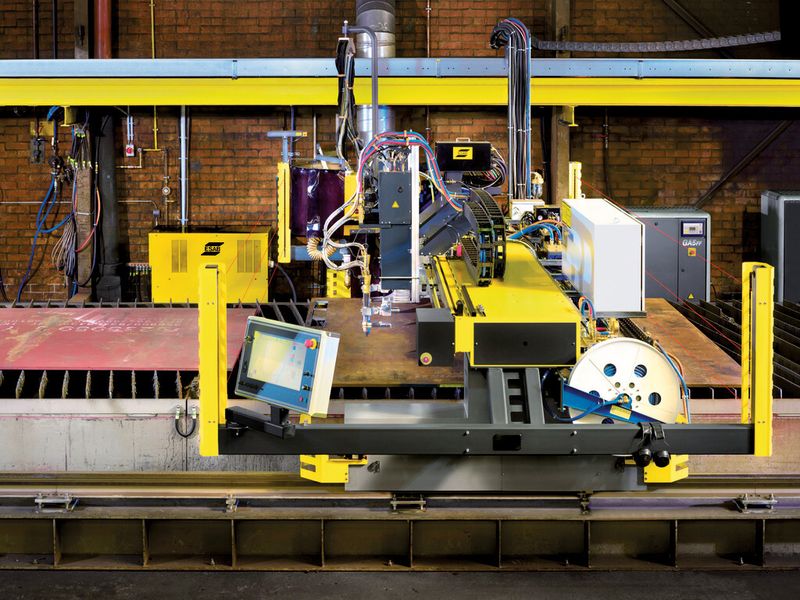 Die Portalschneidmaschine Suprarex HD ist mit mitfahrenden Lichtvorhängen ausgestattet, die beim Eindringen in den Gefahrenbereich den Not-Halt auslösen. (Bild: Esab Cutting Systems)