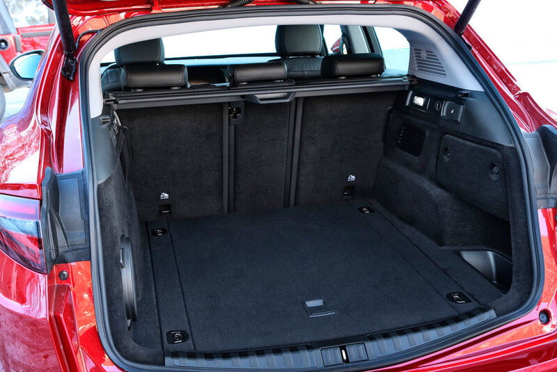 Der geräumige Gepäckraum hat ein Volumen von 525 Litern und lässt sich durch Umlegen der Fondrücklehnen vergrößern. (Alfa Romeo)