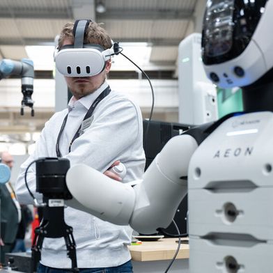 Die Hannover Messe 2026 ist Geschichte. Technologisch zeigt sie Wege für die Industrie in eine wettbewerbsfähige Zukunft mit Künstlicher Intelligenz, Automatisierung und Digitalisierung.  (Bild: Deutsche Messe AG)