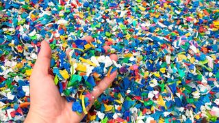 Das sind wieder zu verwendende Kunststoff-Flakes aus PET. Sie stammen von ausgedienten Produkten. Man kann sie jetzt so wie sie sind weiterverarbeiten, wie der Kunststoffmaschinen-Hersteller Engel durch eine neuartiges Verfahren beweist. (Engel)