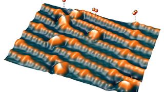 Sauerstoffmoleküle (O2) auf einer Oberfläche (TU Wien)
