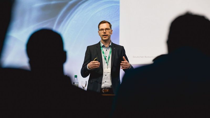 Ein wichtiger Aspekt im Zusammenhang mit gebrauchten E-Autos ist der Batteriezustand. Stefan Böckmann, Dekra Automobil, klärte über die verschiedenen Methoden zur Bestimmung des Gesundheitszustands einer Hochvolt-Batterie auf.  (Bild: Stefan Bausewein)