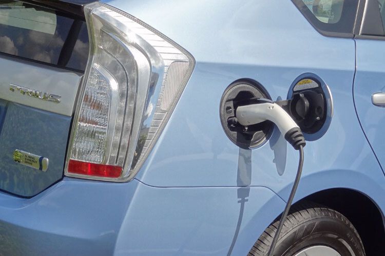 Die Batterie lässt sich an einer konventionellen Haushaltssteckdose aufladen. (Foto: Grewe)