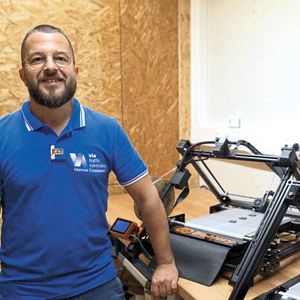 Marcus Czaplejewicz, Fertigungsleiter bei Via Traffic Controlling, stellt fest: „Mit einem Fließbanddrucker ist man erstmal nicht mehr auf bestimmte Maße im Bauraum festgelegt. Jetzt können wir große Teile einfach hier im Haus anfertigen, anpassen und solange daran herumbasteln, bis der Prototyp serientauglich ist.“ (Bild:  i-Factory 3D)