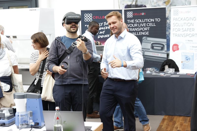 Neben den typischen Verbrauchsmaterialien und Analysegeräten gab es auch eine Virtual-Reality-Demonstration von IKA Realworld One zum ausprobieren, die etwa für Trainings zu Wartungsarbeiten in der Pharmaindustrie eingesetzt wird.    Mehr Infos zu den kommenden LAB-SUPPLY-Messen finden Sie auf www.lab-supply.info.  (C. Lüttmann, LABORPRAXIS)