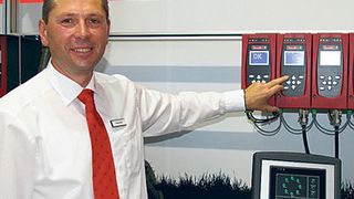 Jürgen Göbel, Geschäftsführer der Desoutter GmbH, vor dem neuen Schraubcontroller: „Wir wollen die Energie- und Umweltargumente künftig stärker betonen.“ Bild: Kroh (Archiv: Vogel Business Media)