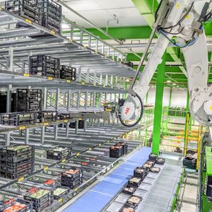 Automatisierungslösungen beschleunigen in der Logistik den Warenumschlag und die Abfertigung deutlich. Roboter müssen hierzu unterschiedliche Waren, eine hohe Komplexität und Aufgabenvarianz meistern.