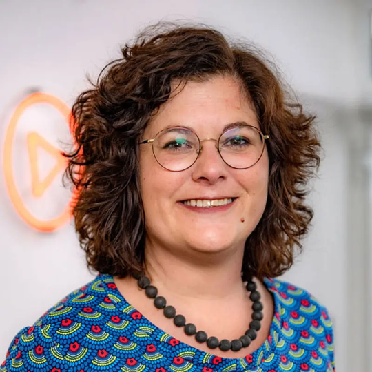 Anna-Maria Guth, Netzwerk-Koordinatorin AZuR: "Wir hoffen, dass Kopenhagen Schule macht. Zirkuläre Beschaffung in der öffentlichen Hand ist einer der stärksten Hebel, den wir haben."(Bild:  AZuR)