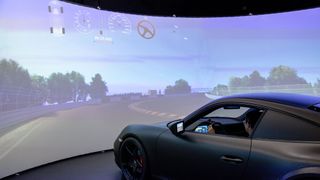 Pirelli kann in seinem Fahrsimlutaor virteulle Reifen auf virtuellen Fahrzeugen testen. (Bild: Pirelli)