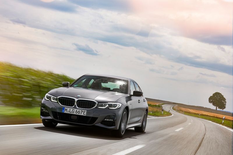 Eine Nummer kleiner kommt der neue 3er von BMW daher, dessen Plug-in-Version 330e gut 60 Kilometer weit kommen soll. (BMW)