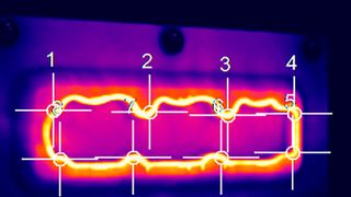 Alles unter Kontrolle: Ein neues Infrarotkamera-System mit selbst entwickelter Software überprüft die Wärmeverteilung in Kunststoffbauteilen nach dem Erwärmen und kurz vor dem Fügen. (Bild: Bielomatik)