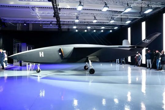 The start-up Helsing, which actually specialises in conventional combat drones, is gearing up for future military orders with plans for a new plant near Munich. Perhaps the new CA-1 UAV AI fighter aircraft (pictured) will also be scurrying out of the factory gates there in the future.(Source:  Helsing)