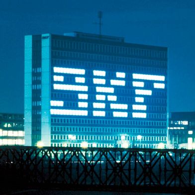 Die Mitarbeiter der deutschen SKF-Standorte Schweinfurt (im Bild), Mühlheim an der Donau und Lüchow dürfen sich über eine Jobgarantie freuen. Die Entscheider des Wälzlagerspezialisten und Automobilzulieferers müssen sich aber auch den ungünstigen Umständen widmen ... (Bild: SKF)