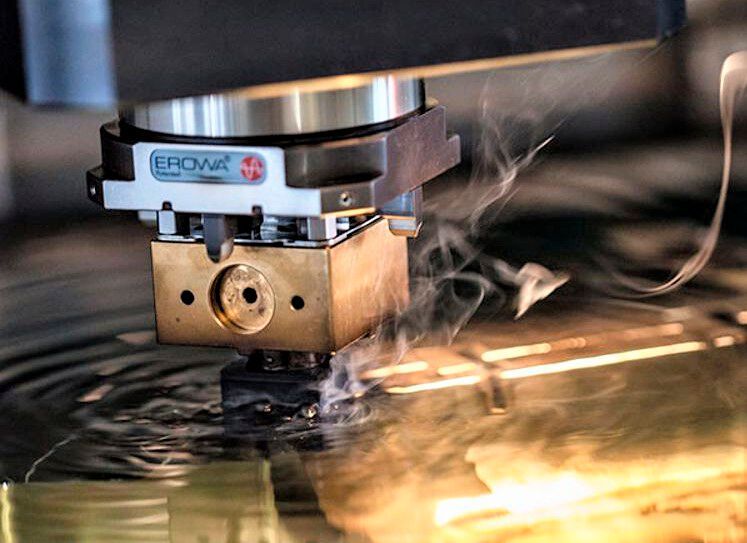 Berliner Forscher untersuchen, ob man Werkzeugelektroden aus Wolframkarbid-Cobalt (WC-CO) für das Senkerodieren (der Prozess hier im Bild) nicht aus dem Pulver des Elektrodenwerkstoffs additiv fertigen kann. Dass das funktioniert per Laser Powder Bed Fusion durchaus, haben sie jetzt bewiesen. Hier ihre Ergebnisse. 